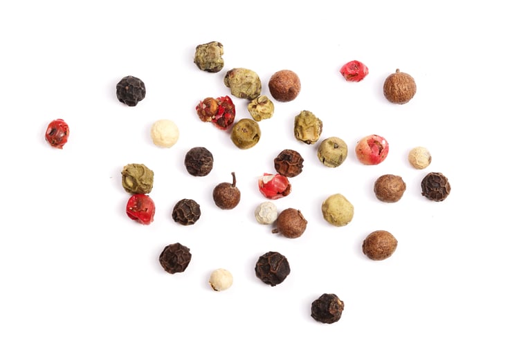 Перец черный белый красный. Перец горошком россыпь. Перец черный горошек на белом фоне. Перец горошком на белом фоне. Специи горошком